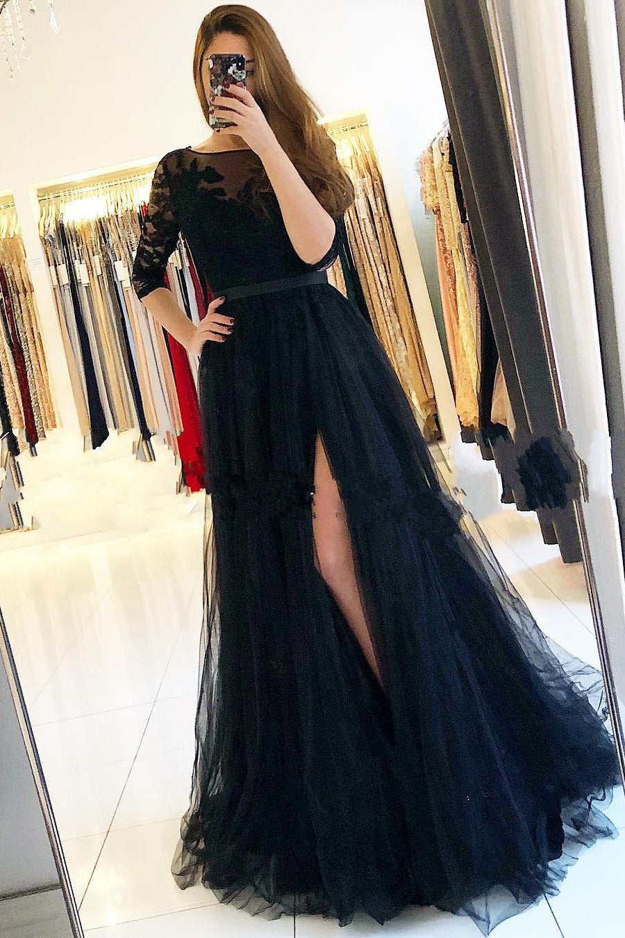 Langes schwarzes Ballkleid in A-Linie mit Spitzentüll und Schlitz vorne