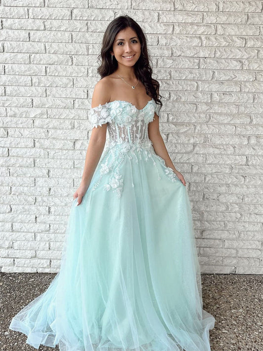 Vestido de fiesta formal largo de tul con encaje y hombros descubiertos en color verde menta.