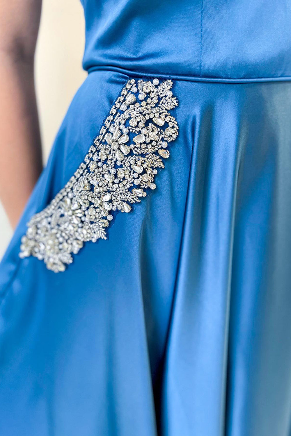 Langes, schulterfreies A-Linien-Ballkleid mit Taschen und Kristallverzierung