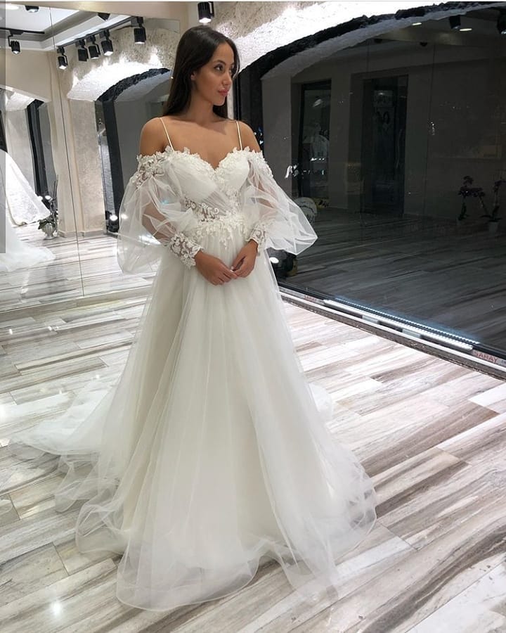 Langes A-Linien-Brautkleid mit schulterfreiem Ausschnitt, Applikationen, Spitze und Tüll