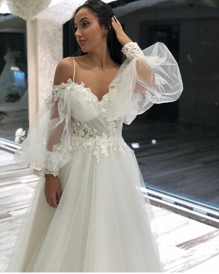 Langes A-Linien-Brautkleid mit schulterfreiem Ausschnitt, Applikationen, Spitze und Tüll