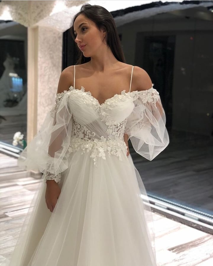Langes A-Linien-Brautkleid mit schulterfreiem Ausschnitt, Applikationen, Spitze und Tüll