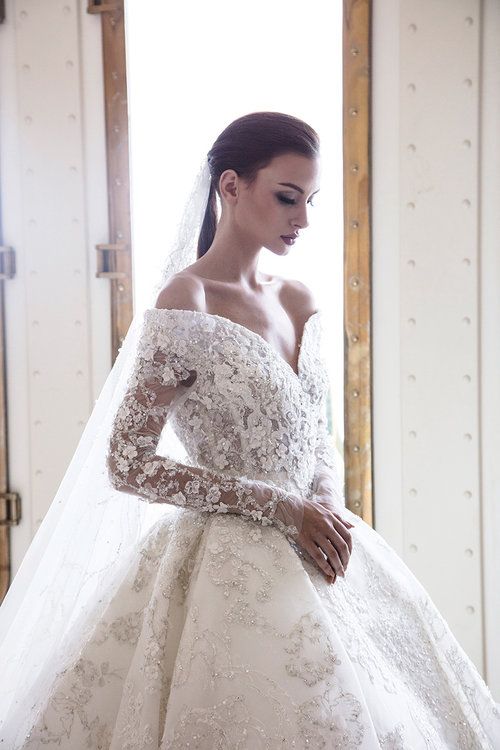 Langes A-Linien-Brautkleid mit schulterfreiem Ausschnitt, rückenfreiem Rücken, Applikationen, Spitze und Kristallen