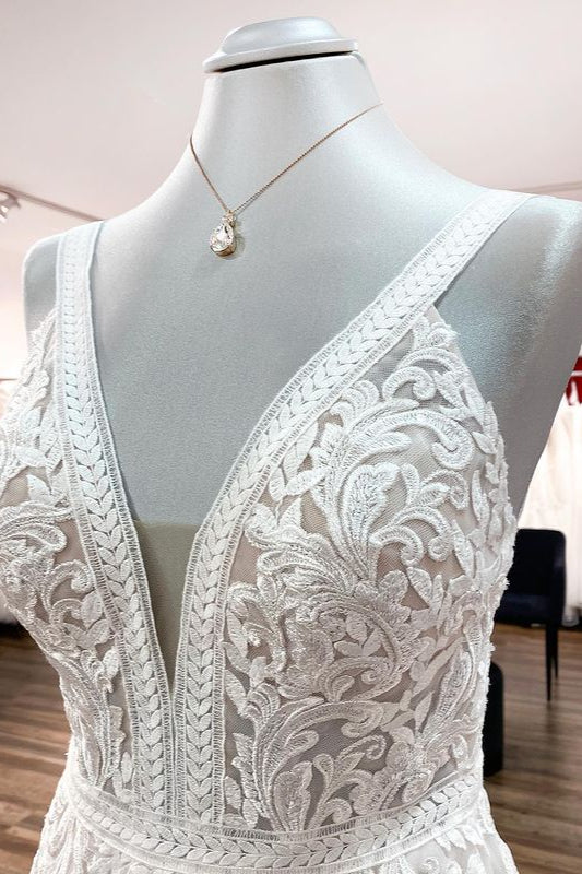 Langes, ärmelloses A-Linien-Brautkleid mit Tüll und Spitzenapplikationen und offenem Rücken