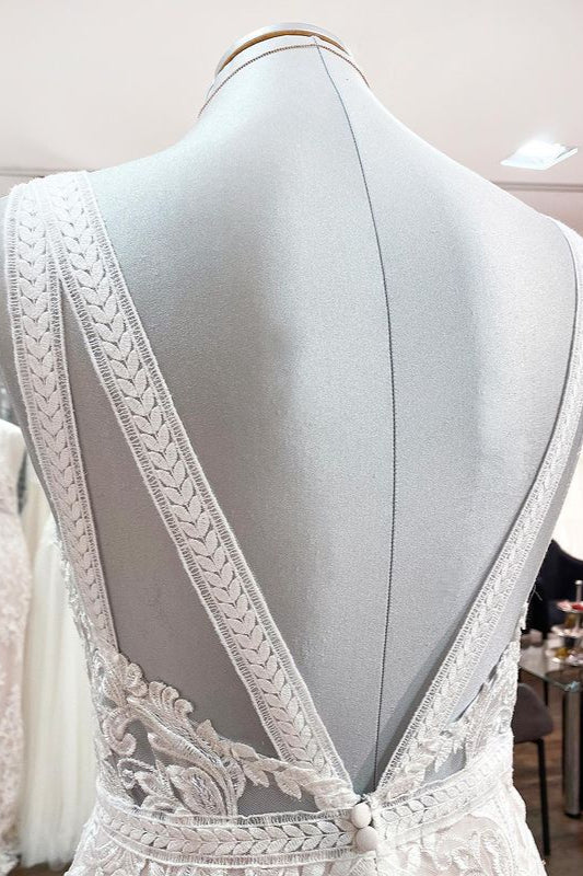 Langes, ärmelloses A-Linien-Brautkleid mit Tüll und Spitzenapplikationen und offenem Rücken