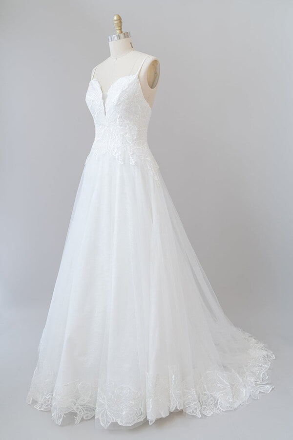 Langes rückenfreies A-Linien-Brautkleid aus Tüll mit Spaghettiträgern und Applikationen
