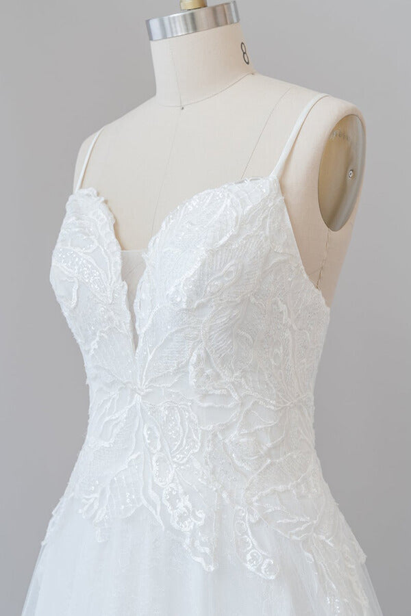Langes rückenfreies A-Linien-Brautkleid aus Tüll mit Spaghettiträgern und Applikationen