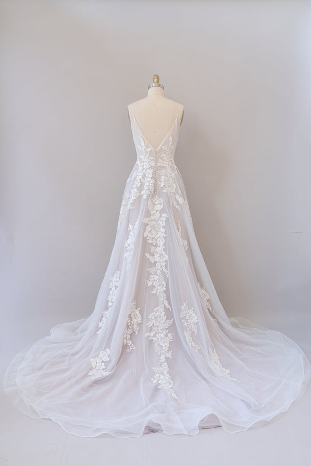 Langes rückenfreies A-Linien-Brautkleid mit Spaghettiträgern und Spitzenapplikationen