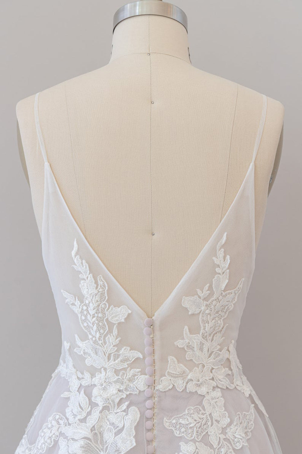 Langes rückenfreies A-Linien-Brautkleid mit Spaghettiträgern und Spitzenapplikationen