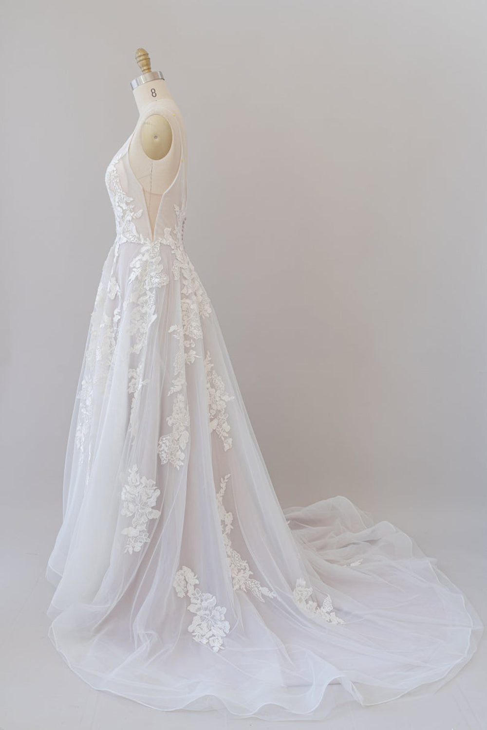 Langes rückenfreies A-Linien-Brautkleid mit Spaghettiträgern und Spitzenapplikationen
