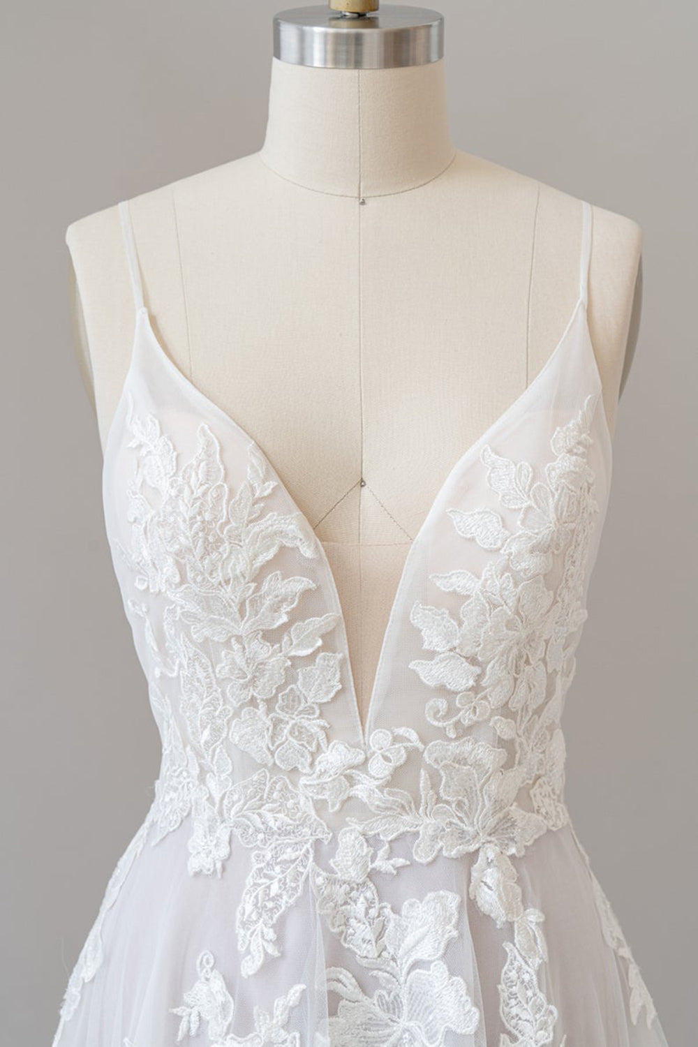 Langes rückenfreies A-Linien-Brautkleid mit Spaghettiträgern und Spitzenapplikationen