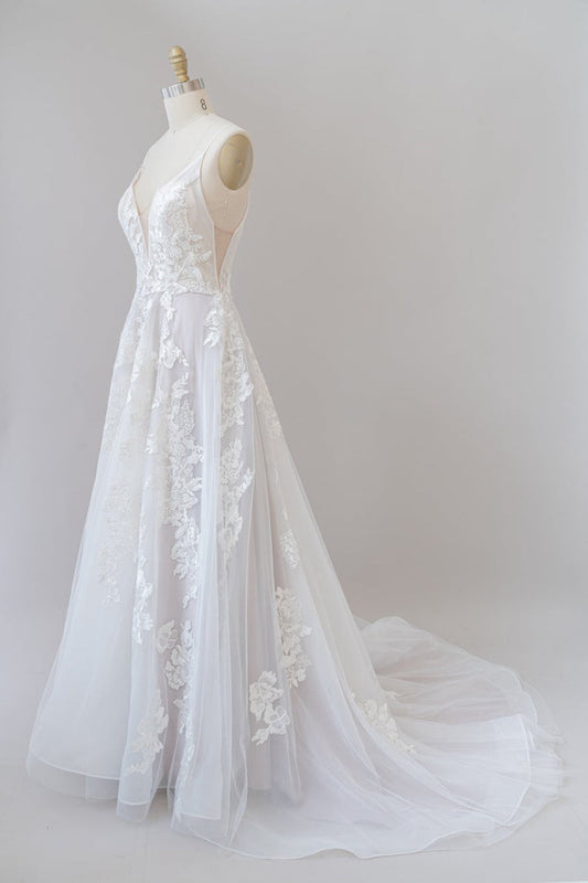 Langes rückenfreies A-Linien-Brautkleid mit Spaghettiträgern und Spitzenapplikationen