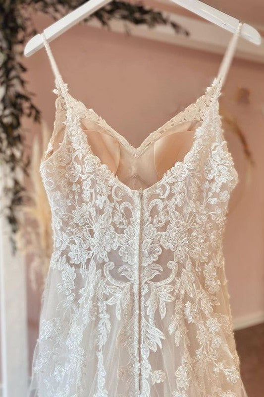 Langes A-Linien-Brautkleid mit Spaghettiträgern und Herzausschnitt, Applikationen, Spitze und Tüll