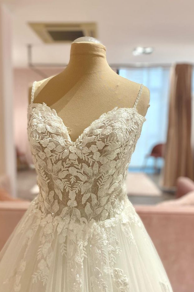 Langes A-Linien-Brautkleid mit Spaghettiträgern und Herzausschnitt, floraler Spitze und Tüll
