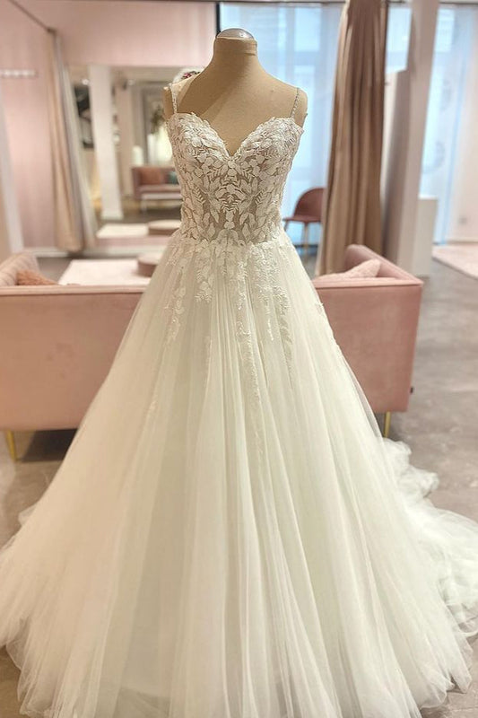 Langes A-Linien-Brautkleid mit Spaghettiträgern und Herzausschnitt, floraler Spitze und Tüll