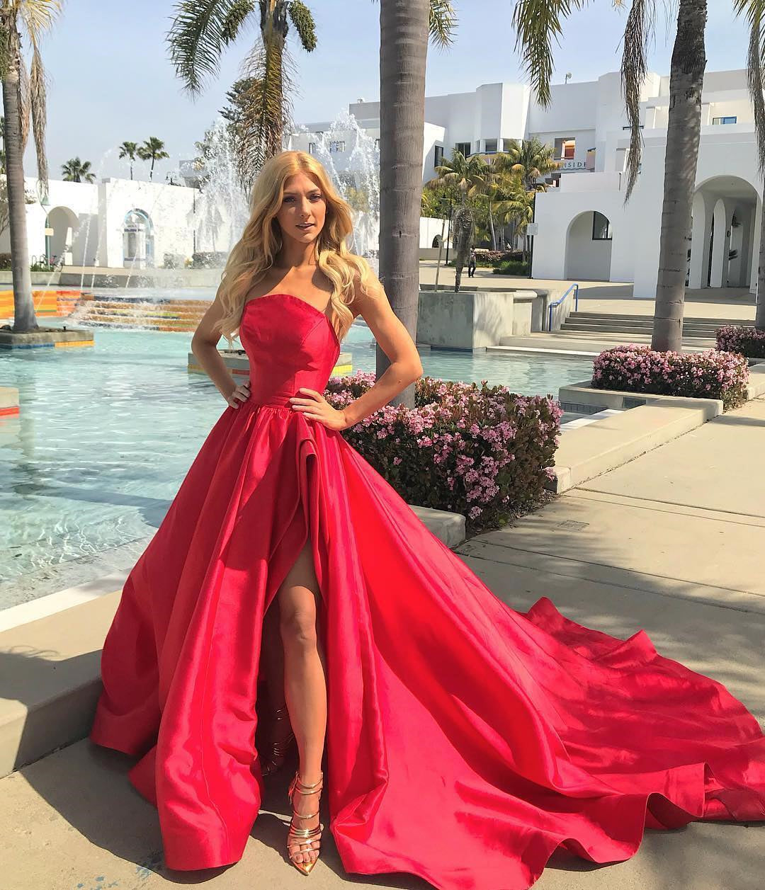 Langes, trägerloses A-Linien-Ballkleid aus Satin mit Seitenschlitz und Schleppe