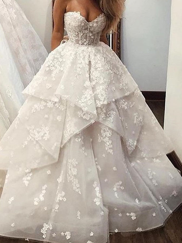Langes A-Linien-Brautkleid mit trägerlosem Bodenlangen und Pinselschleppe