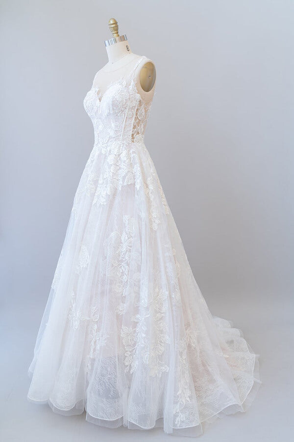 Langes A-Linien-Brautkleid mit Herzausschnitt und Applikationen aus Spitze und Tüll