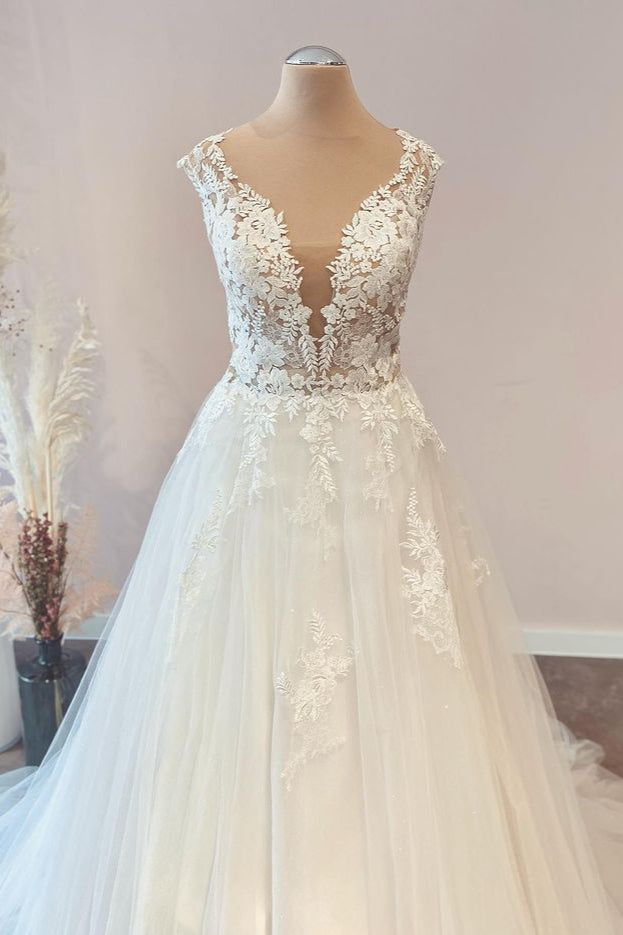 Langes A-Linien-Brautkleid mit Herzausschnitt und floraler Spitze und Tüll