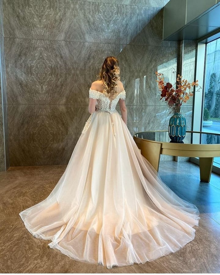 Langes A-Linien-Brautkleid mit Herzausschnitt, schulterfrei, rückenfrei, Tüllapplikationen und Spitze