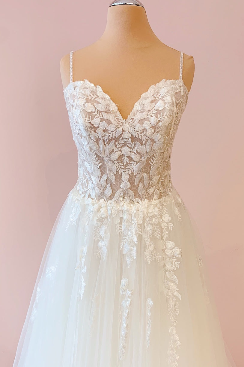 Langes A-Linien-Brautkleid mit Herzausschnitt und Tüllapplikationen