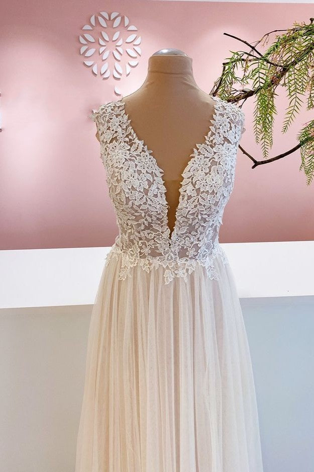 Langes, rückenfreies A-Linien-Brautkleid aus Tüll mit Herzausschnitt und floraler Spitze