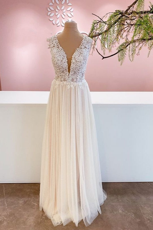 Langes, rückenfreies A-Linien-Brautkleid aus Tüll mit Herzausschnitt und floraler Spitze