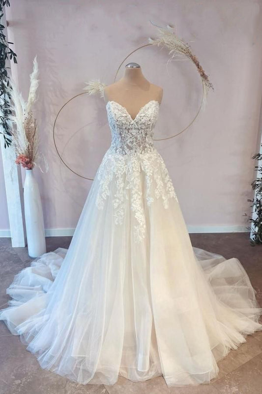 Langes A-Linien-Brautkleid aus Tüll mit Herzausschnitt und Spitze