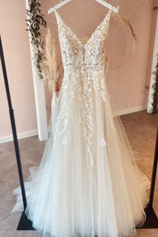 Langes A-Linien-Brautkleid mit Tüllapplikationen und Spitze, Spaghettiträgern, V-Ausschnitt und rückenfreiem Schnitt
