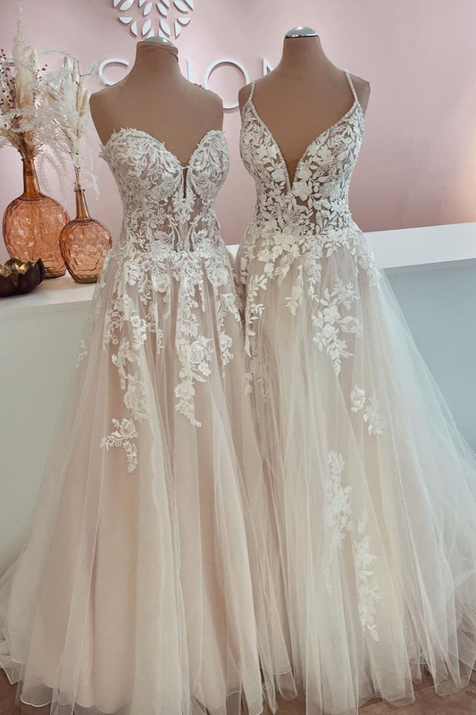 Langes rückenfreies A-Linien-Brautkleid mit Tüll und Spitzenapplikationen