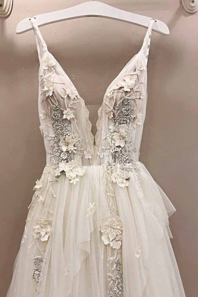 Langes A-Linien-Brautkleid aus Tüll mit V-Ausschnitt und Spitzenapplikation