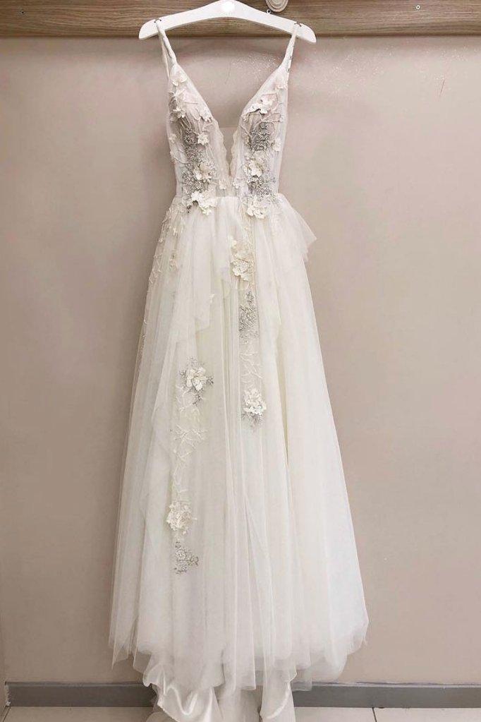 Langes A-Linien-Brautkleid aus Tüll mit V-Ausschnitt und Spitzenapplikation