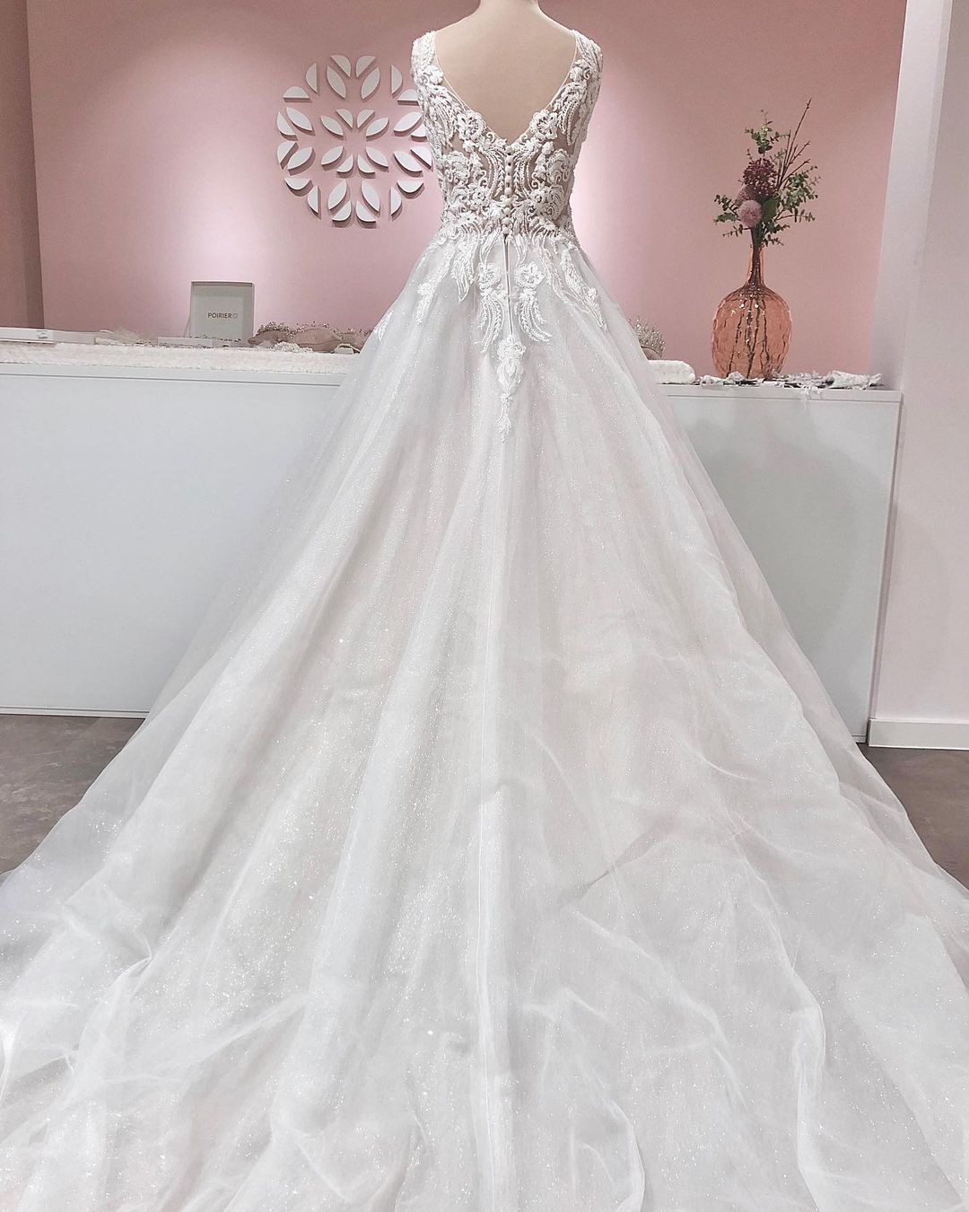 Langes A-Linien-Brautkleid mit V-Ausschnitt, Applikationen, Spitze, rückenfrei, Tüll und Rüschen