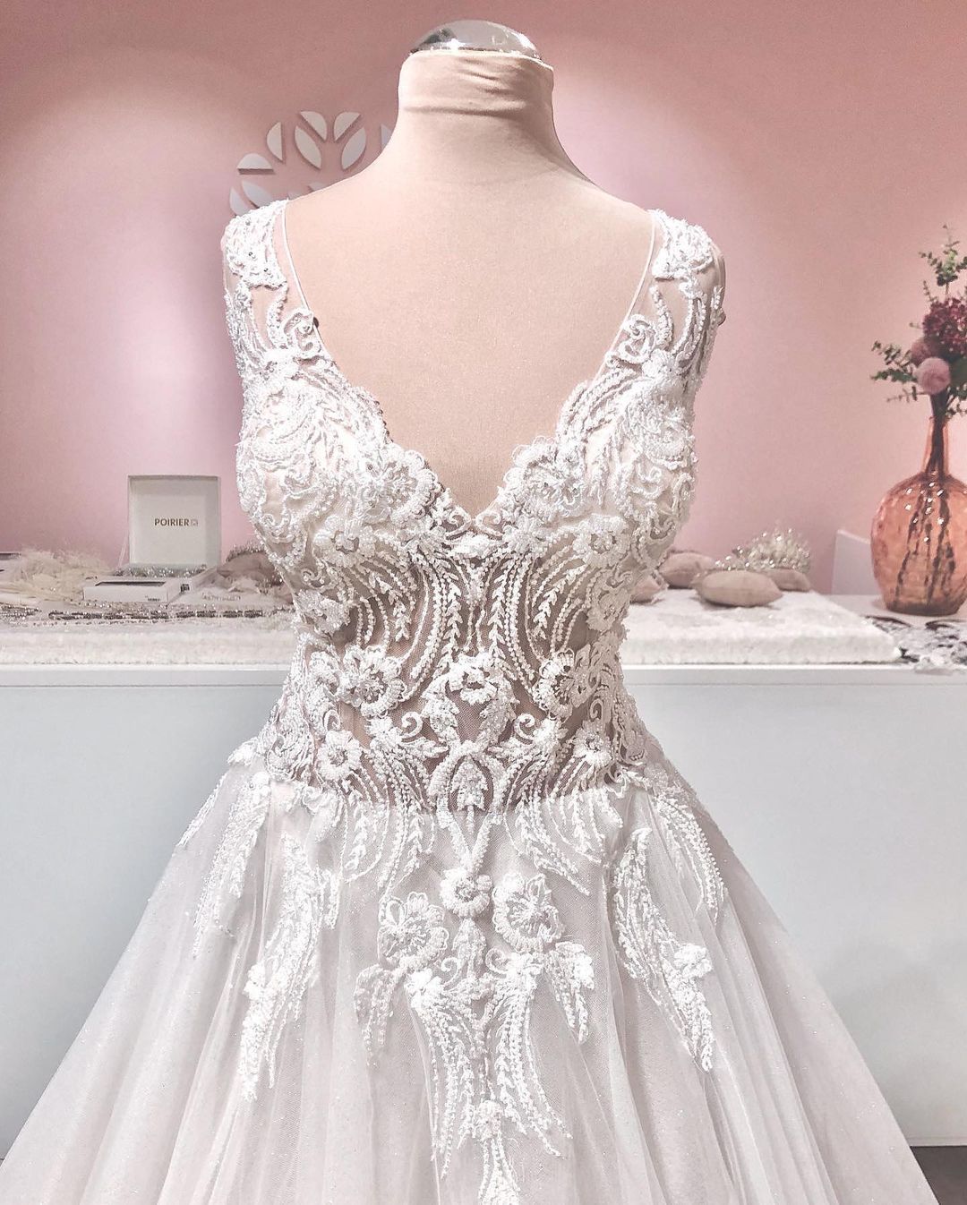 Langes A-Linien-Brautkleid mit V-Ausschnitt, Applikationen, Spitze, rückenfrei, Tüll und Rüschen