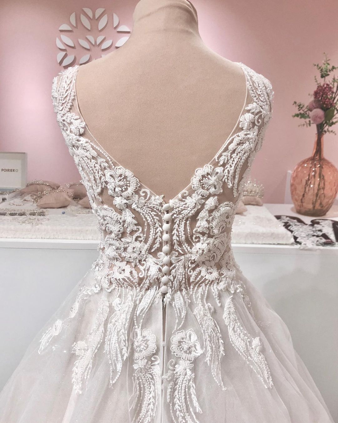 Langes A-Linien-Brautkleid mit V-Ausschnitt, Applikationen, Spitze, rückenfrei, Tüll und Rüschen
