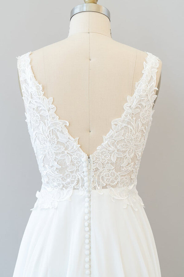 Langes A-Linien-Brautkleid aus Chiffon mit V-Ausschnitt und Spitzenapplikationen