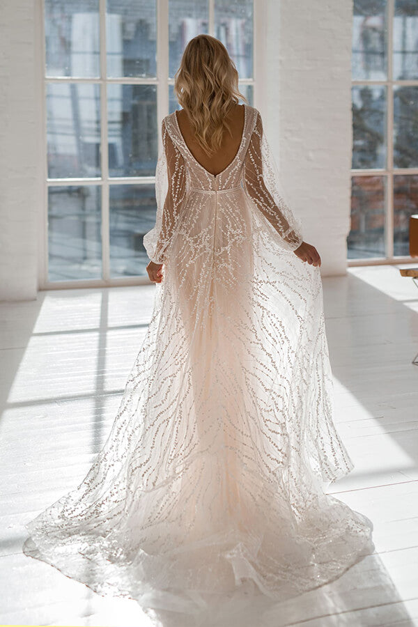 Langes A-Linien-Brautkleid aus Tüll mit V-Ausschnitt und Hofschleppe und Ärmeln