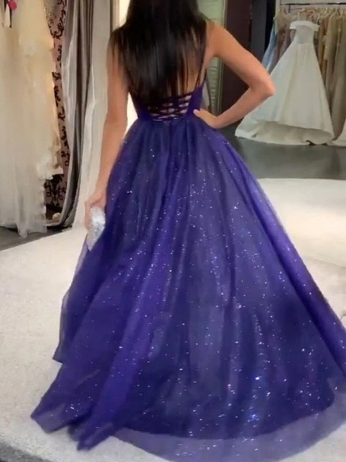 Vestido de fiesta largo de tul con escote en V y espalda descubierta