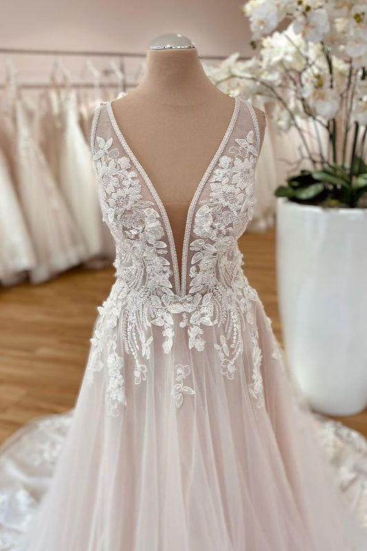 Langes A-Linien-Brautkleid mit breiten Trägern und floraler Spitze aus Tüll