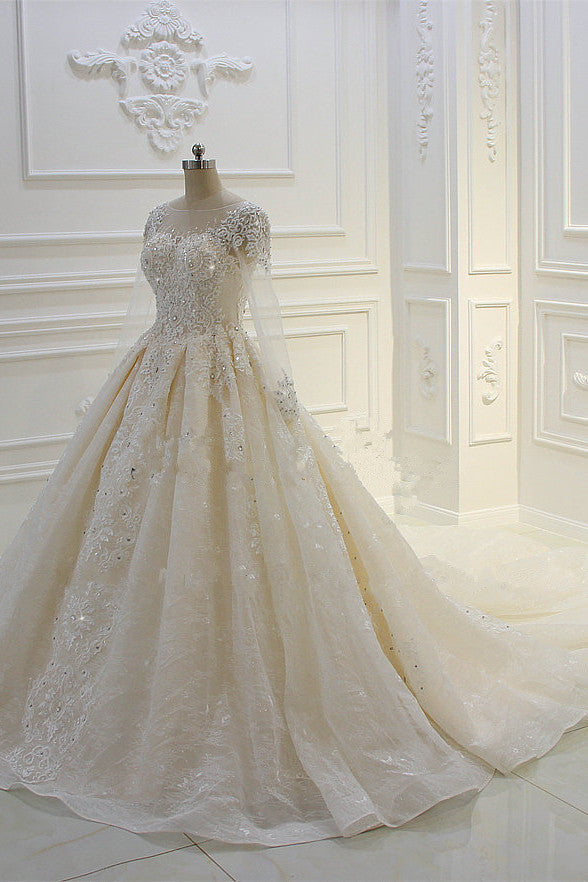 Langes Ballkleid mit Perlenbesatz, Bateau-Ausschnitt, Applikationen, Spitze und Ärmeln
