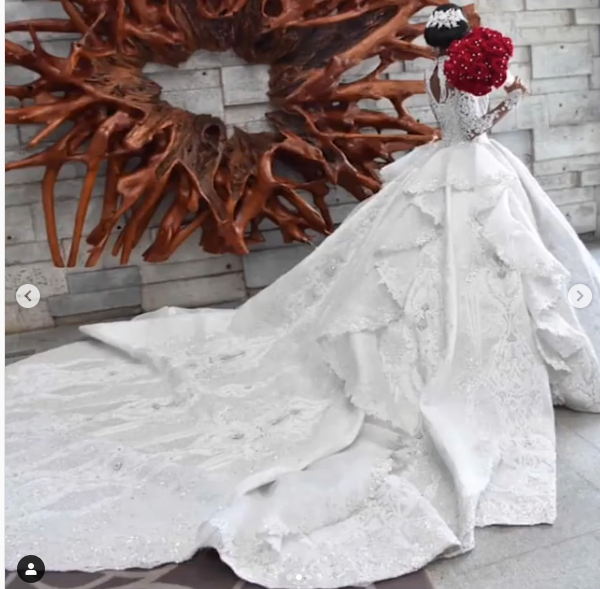 Vestido de novia largo de satén con cuello alto y apliques brillantes y mangas