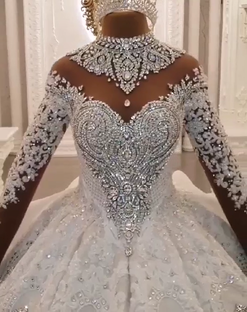Vestido de novia largo de satén con cuello alto y apliques brillantes y mangas