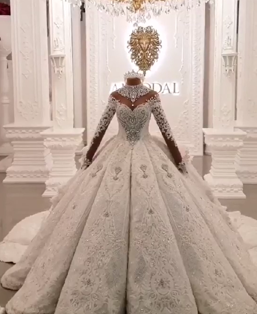Vestido de novia largo de satén con cuello alto y apliques brillantes y mangas