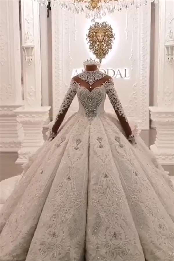 Vestido de novia largo de satén con cuello alto y apliques brillantes y mangas