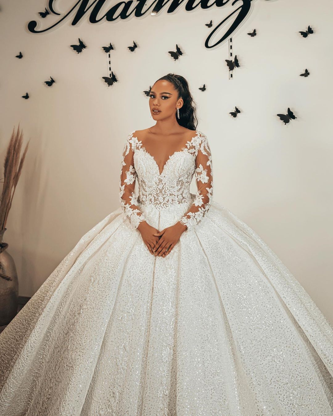 Langes Ballkleid mit Herzausschnitt, Applikationen, Spitze, Pailletten und Rüschen, Brautkleid mit Ärmeln