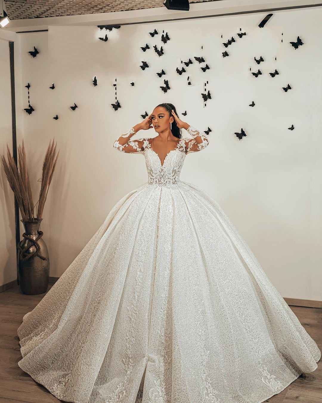Langes Ballkleid mit Herzausschnitt, Applikationen, Spitze, Pailletten und Rüschen, Brautkleid mit Ärmeln