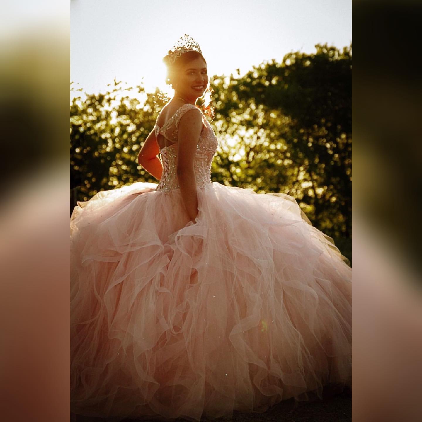 Vestido largo de quinceañera de tul con escote en V y corte en V