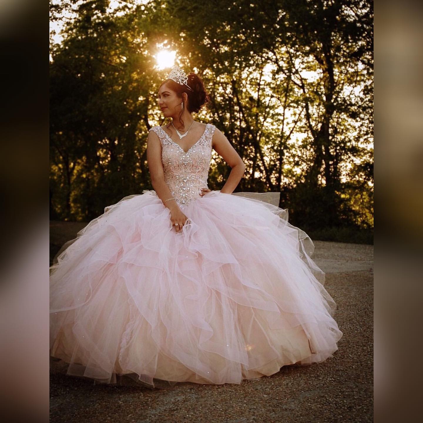 Vestido largo de quinceañera de tul con escote en V y corte en V