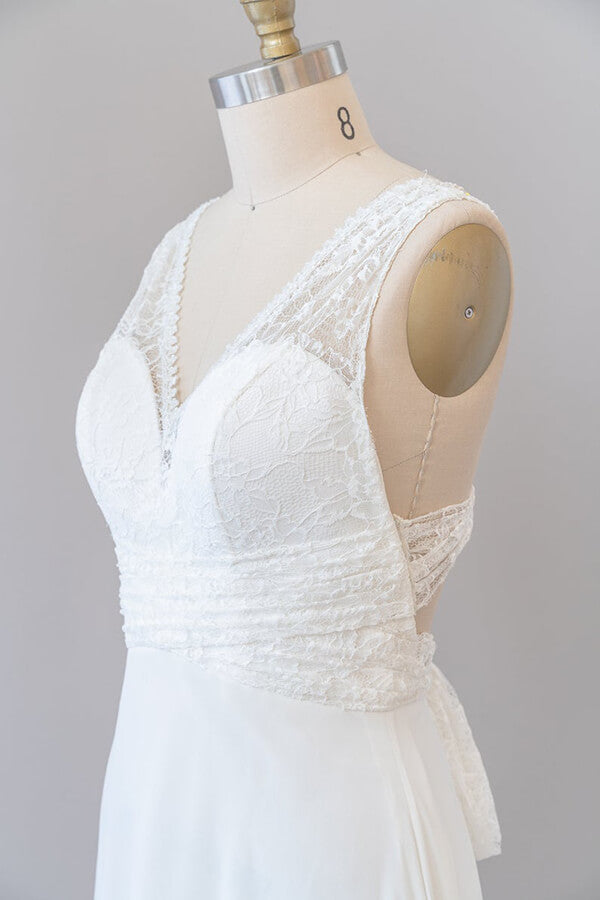 Langes Empire-Brautkleid in A-Linie mit V-Ausschnitt und offenem Rücken aus Spitzenchiffon