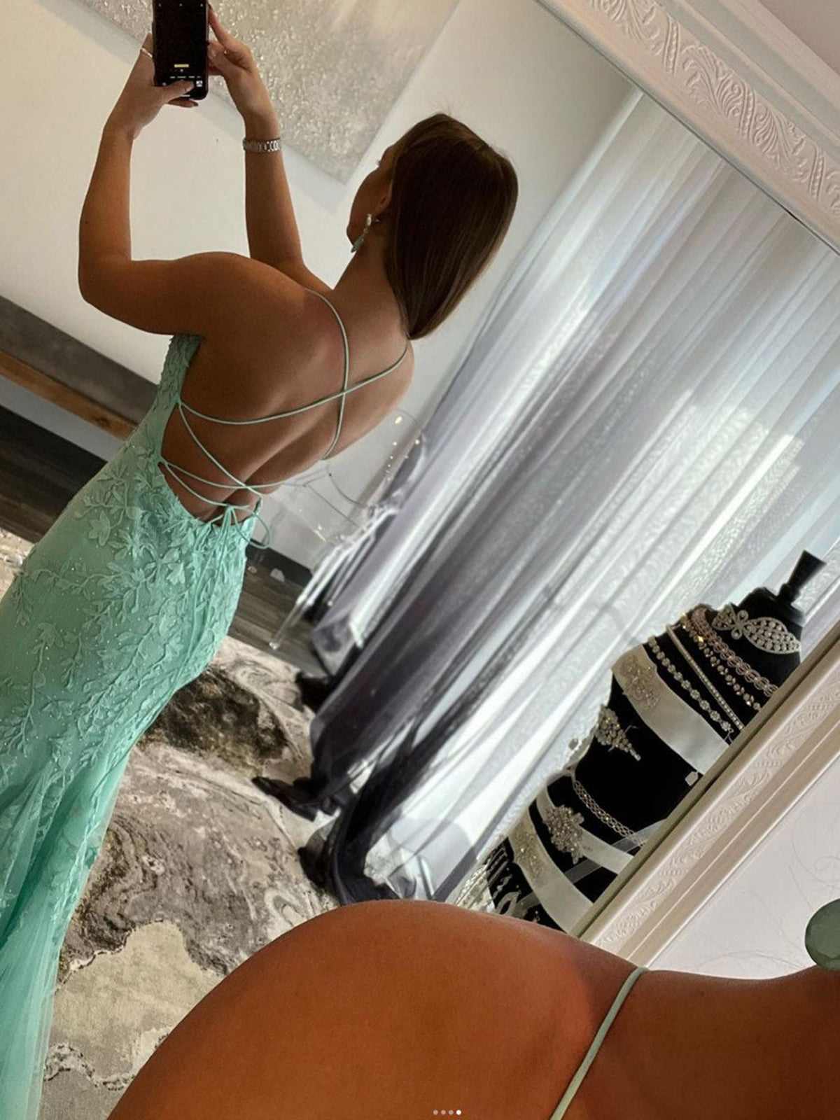 Vestido de fiesta largo de sirena con espalda descubierta y encaje verde menta